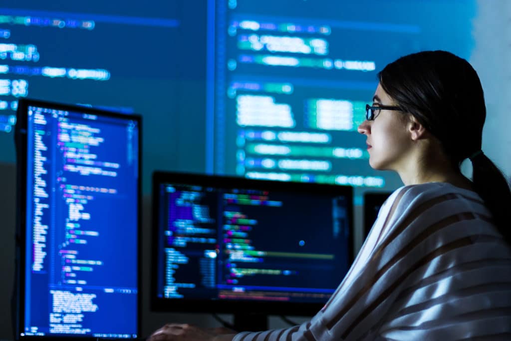 Programadora desenvolvendo aplicações web Full Stack