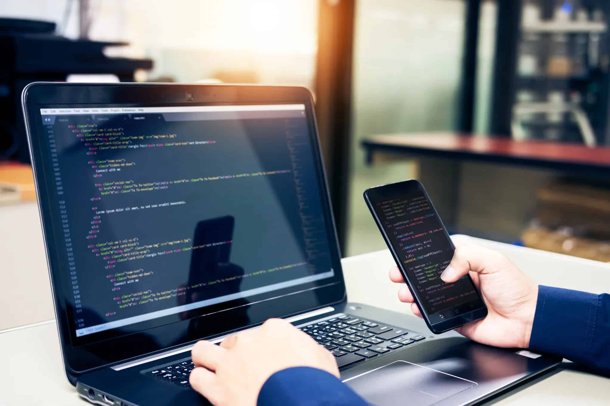 Programador trabalhando em aplicação mobile