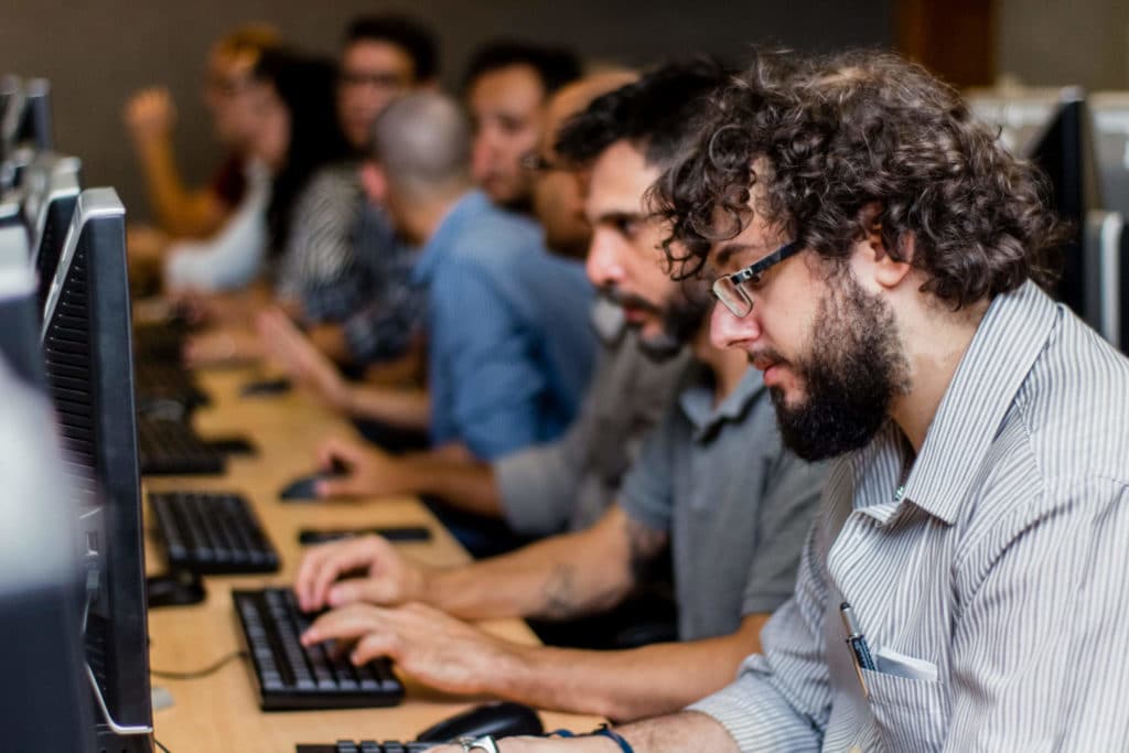 Alunos estudando em laboratório de computadores - Pós-graduação em Sistemas de Informação, aprenda SAP