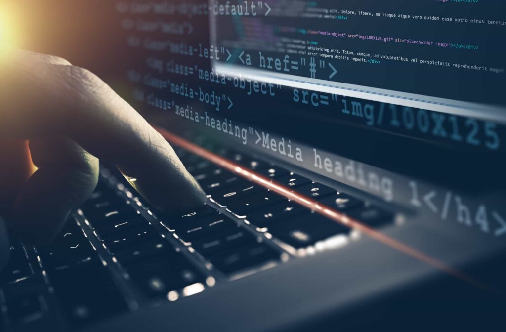 Laptop com códigos de programação, pós graduação desenvolvimento web full stack