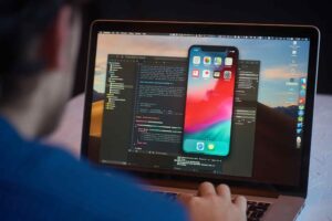 Profissional trabalhando em laptop, pós graduação desenvolvimento mobile android e iOS