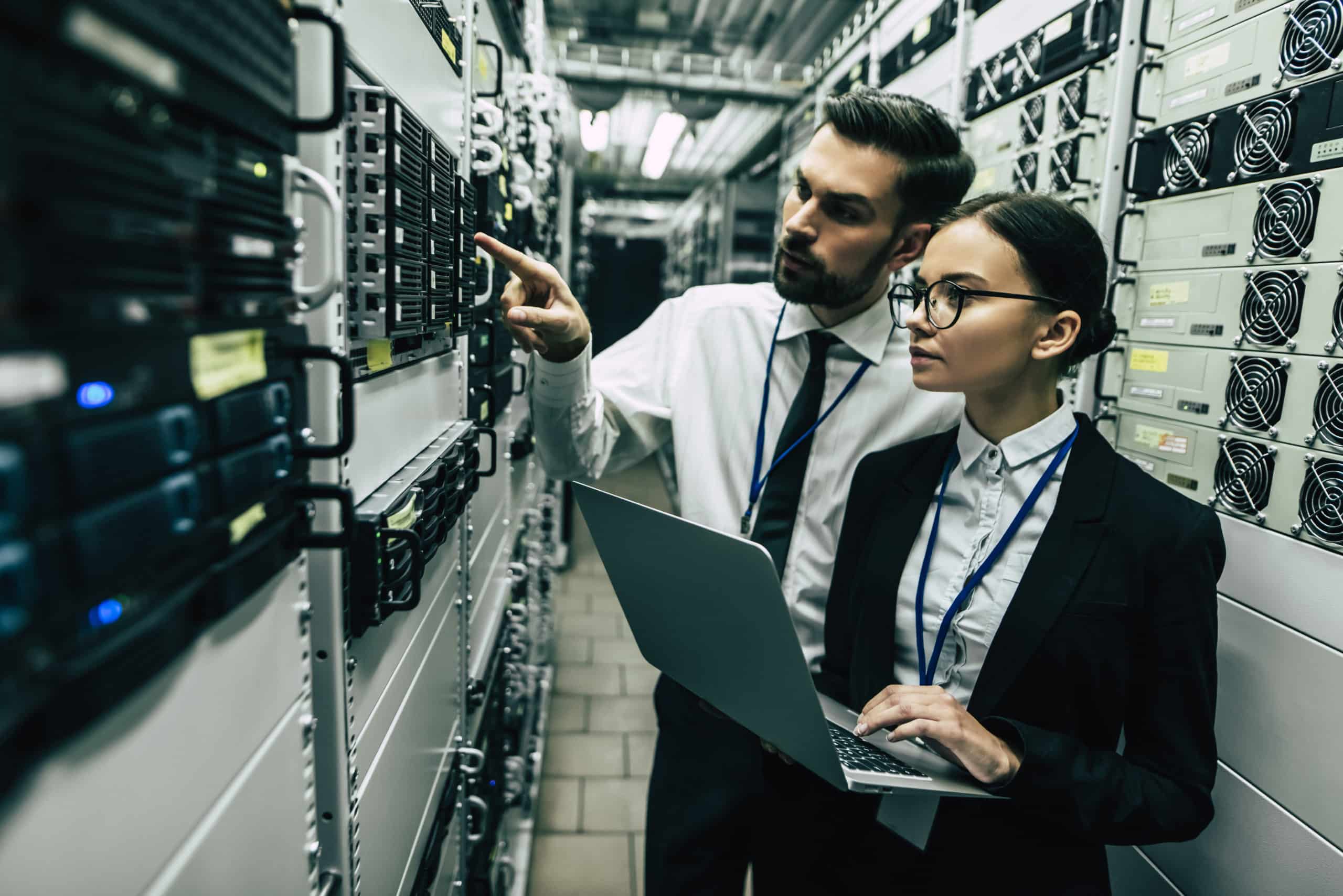 Profissionais de TI trabalhando em data center - especialização em Redes, engenharia de redes