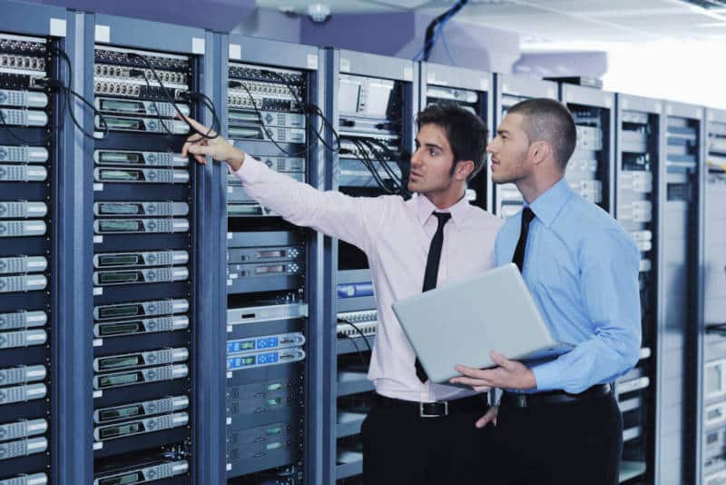 Engenheiros de redes trabalhando - especialização em Redes, engenharia de redes