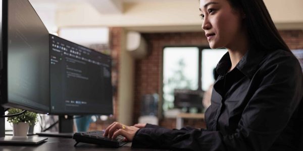 Mulher trabalhando em computador - Cursos relacionados com MBA Engenharia de Dados