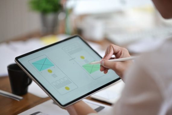 Tablet com projeto de UX Design em andamento. Estudante do MBA em UX Design com projeção em andamento