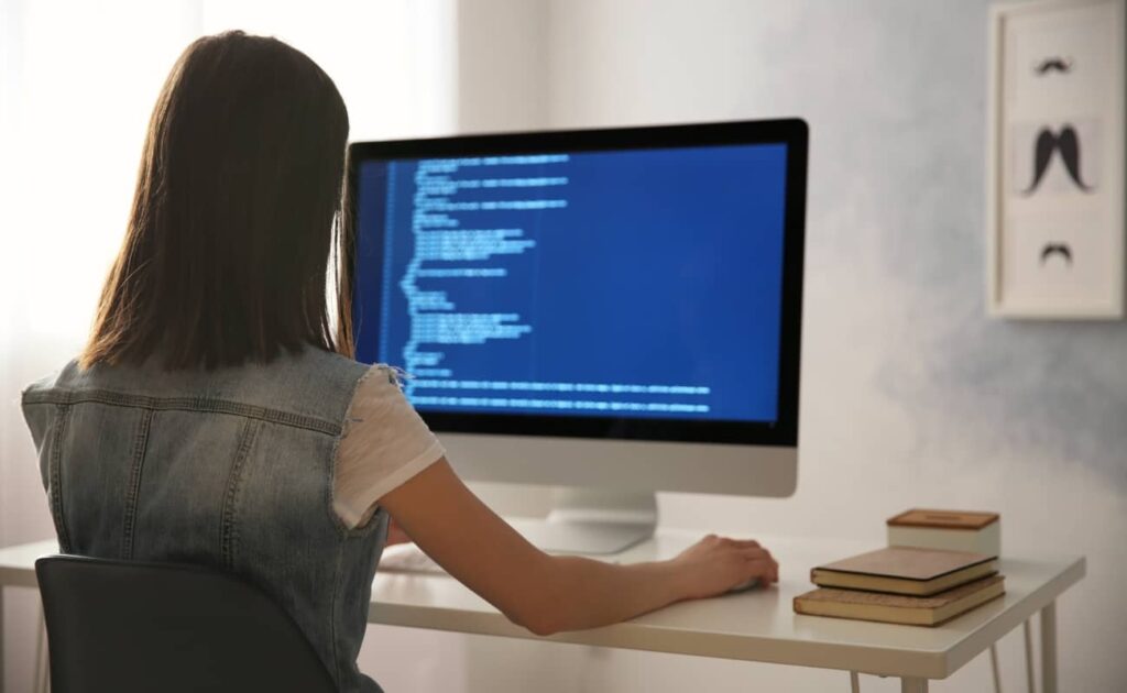 mulher estudante do bootcamp data science olhando para o computador